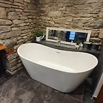 Super District In Heart Of 3 Double Beds